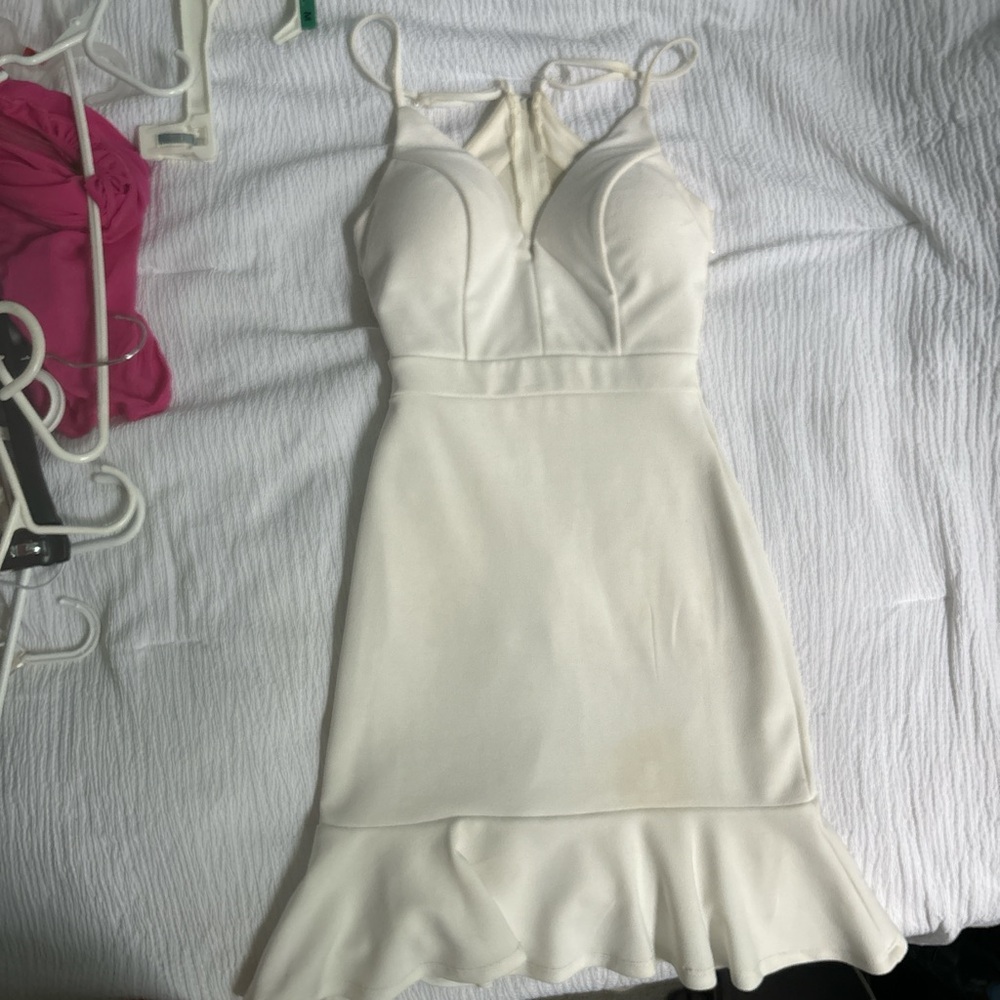 Elegant White Sleeveless Dress